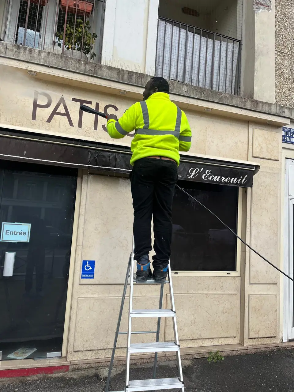 Nettoyage enseigne & devanture