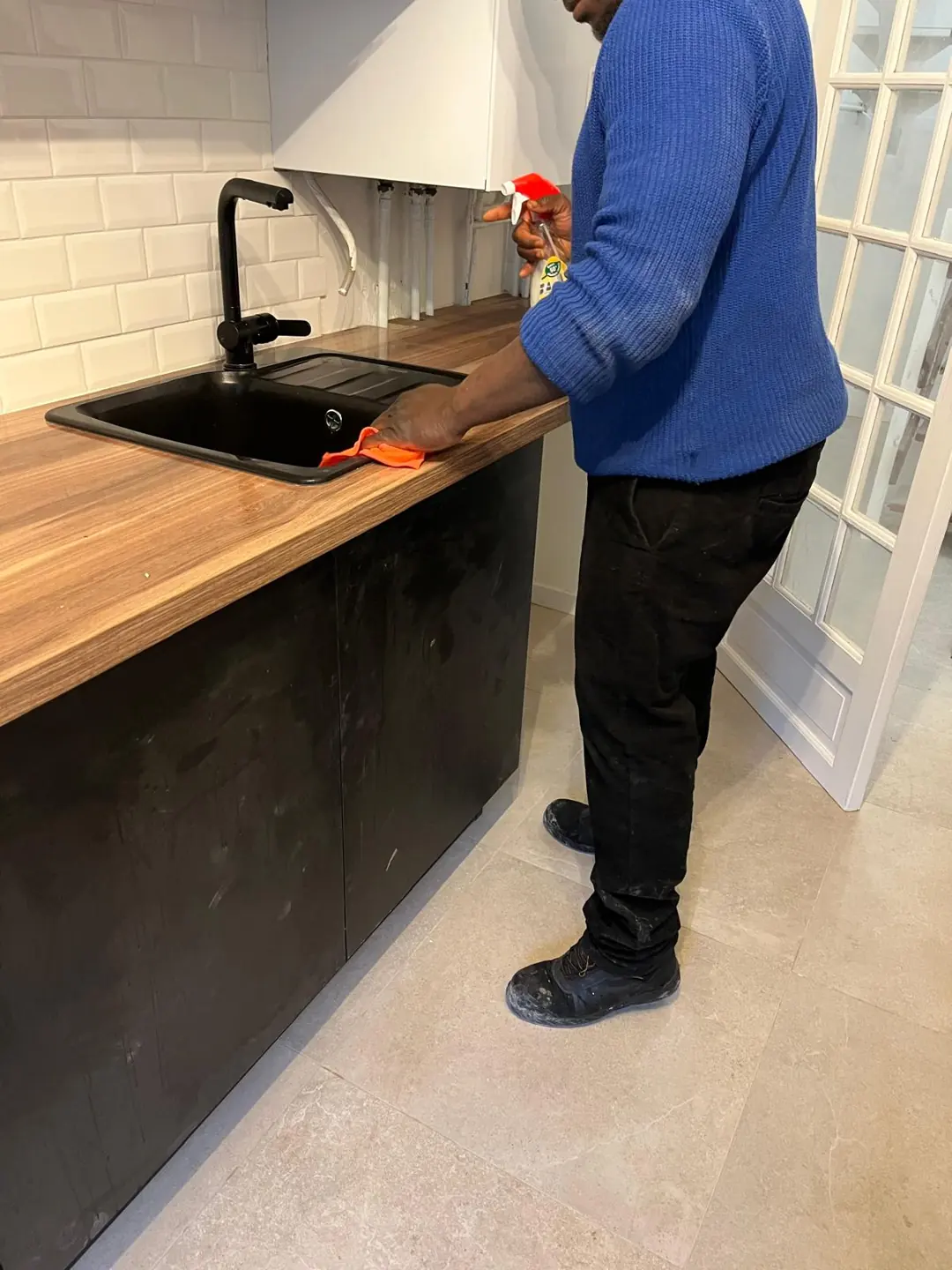 Cuisine en cours de nettoyage — dégraissage complet